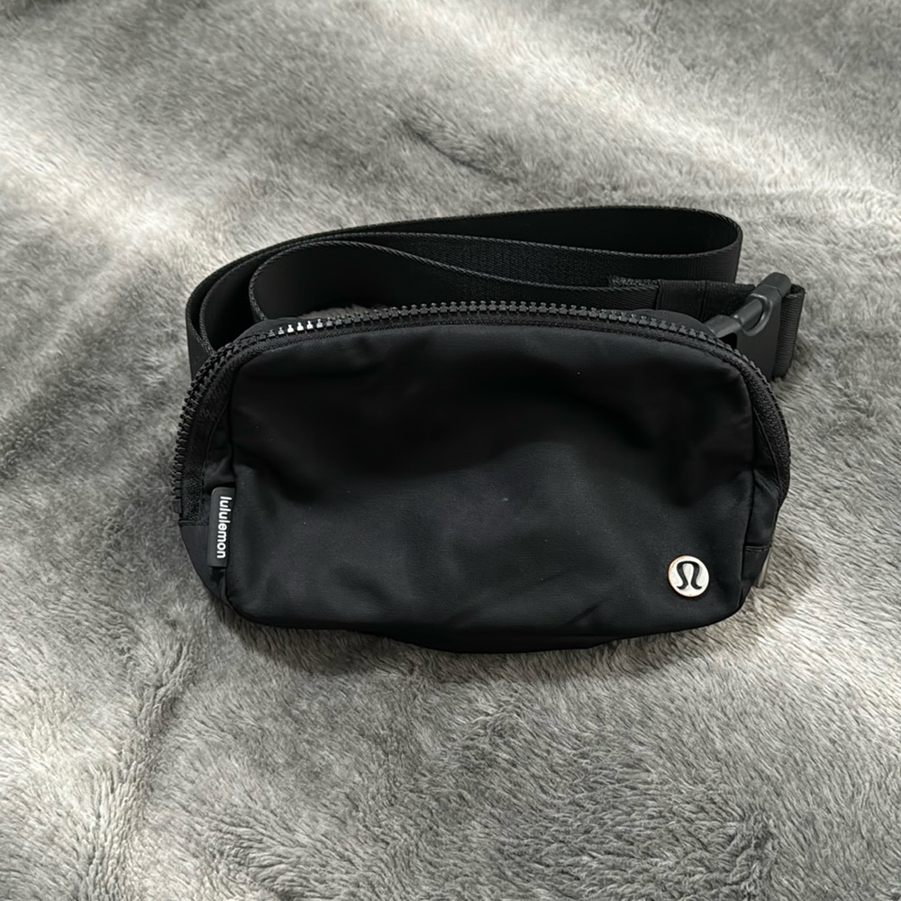Lululemon Everywhere Belt Bag 1L in Black